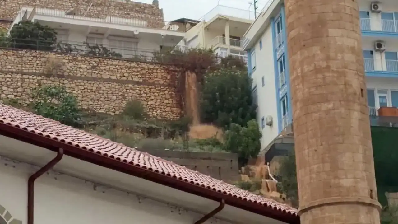 Finike’de Tekne Karaya Sürüklendi: Sokaklar Şelaleye Döndü! 3